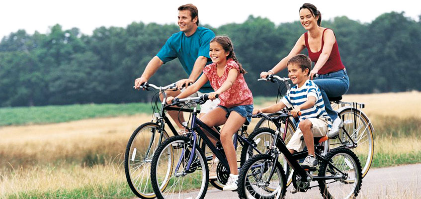 Семья на велосипеде