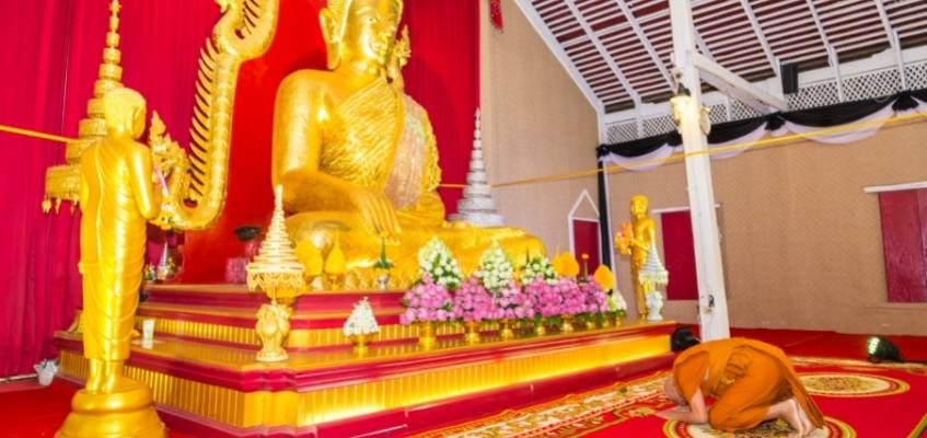 Золотая статуя Будды