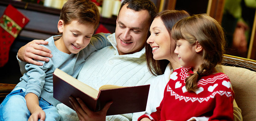 Семья за чтением книги