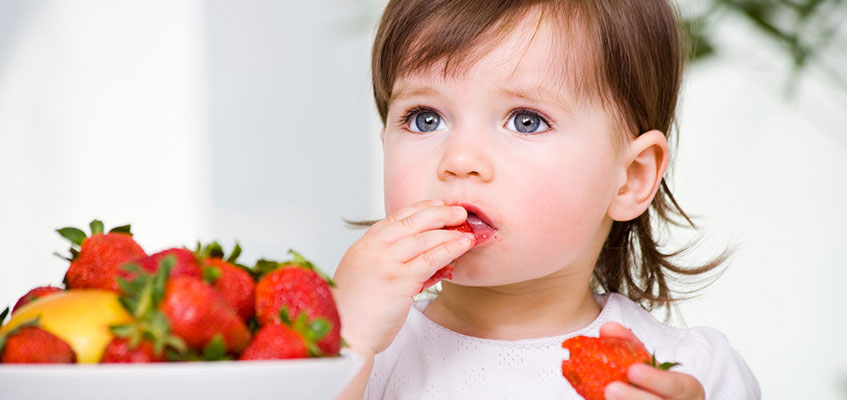 Ребенок ест фрукты
