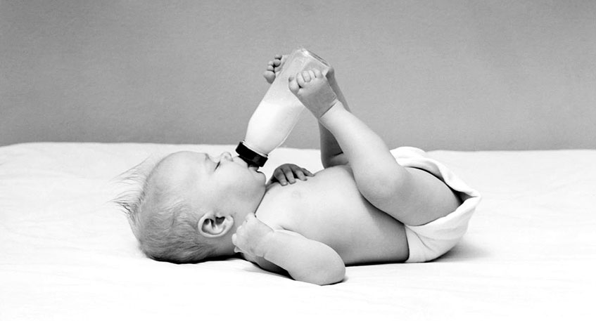 Ребенок с бутылочкой