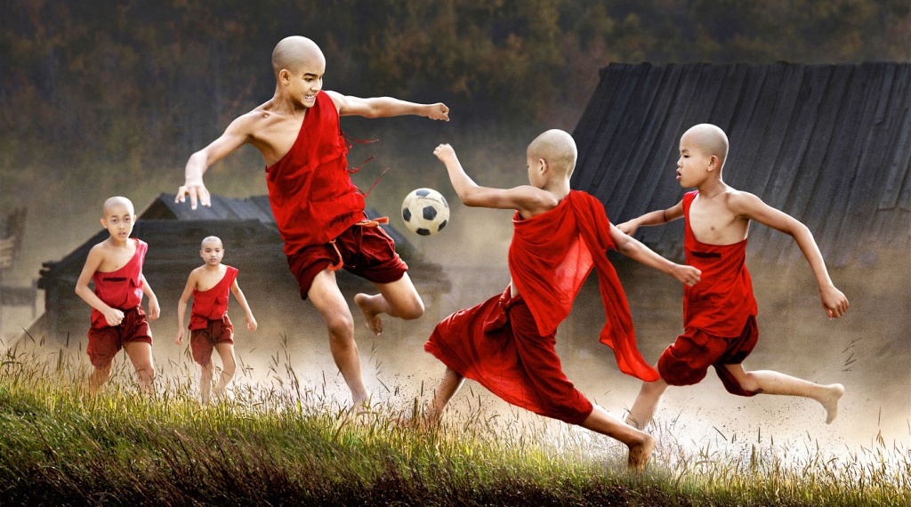 Монахи играют в футбол