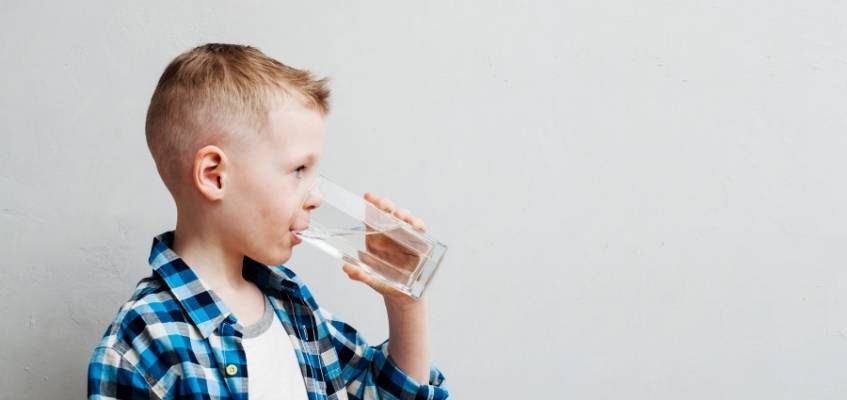 Мальчик пьет воду