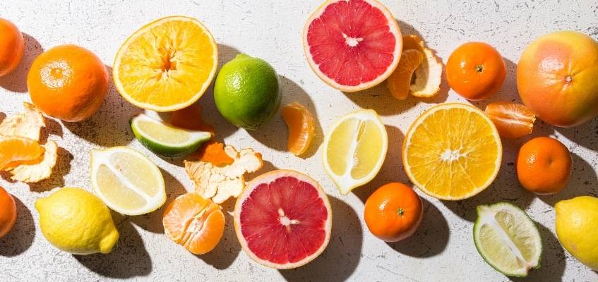 Разрезанные апельсин, грейпфрут, лимон и мандарин